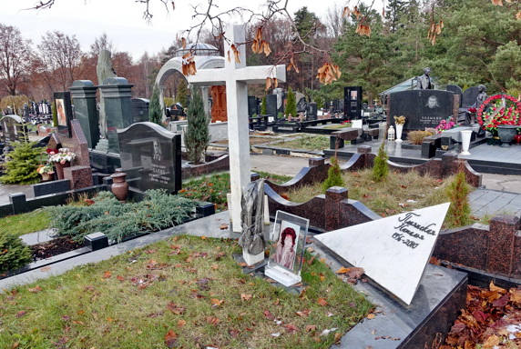 Треугольное надгробье из мрамора и фигура православного креста